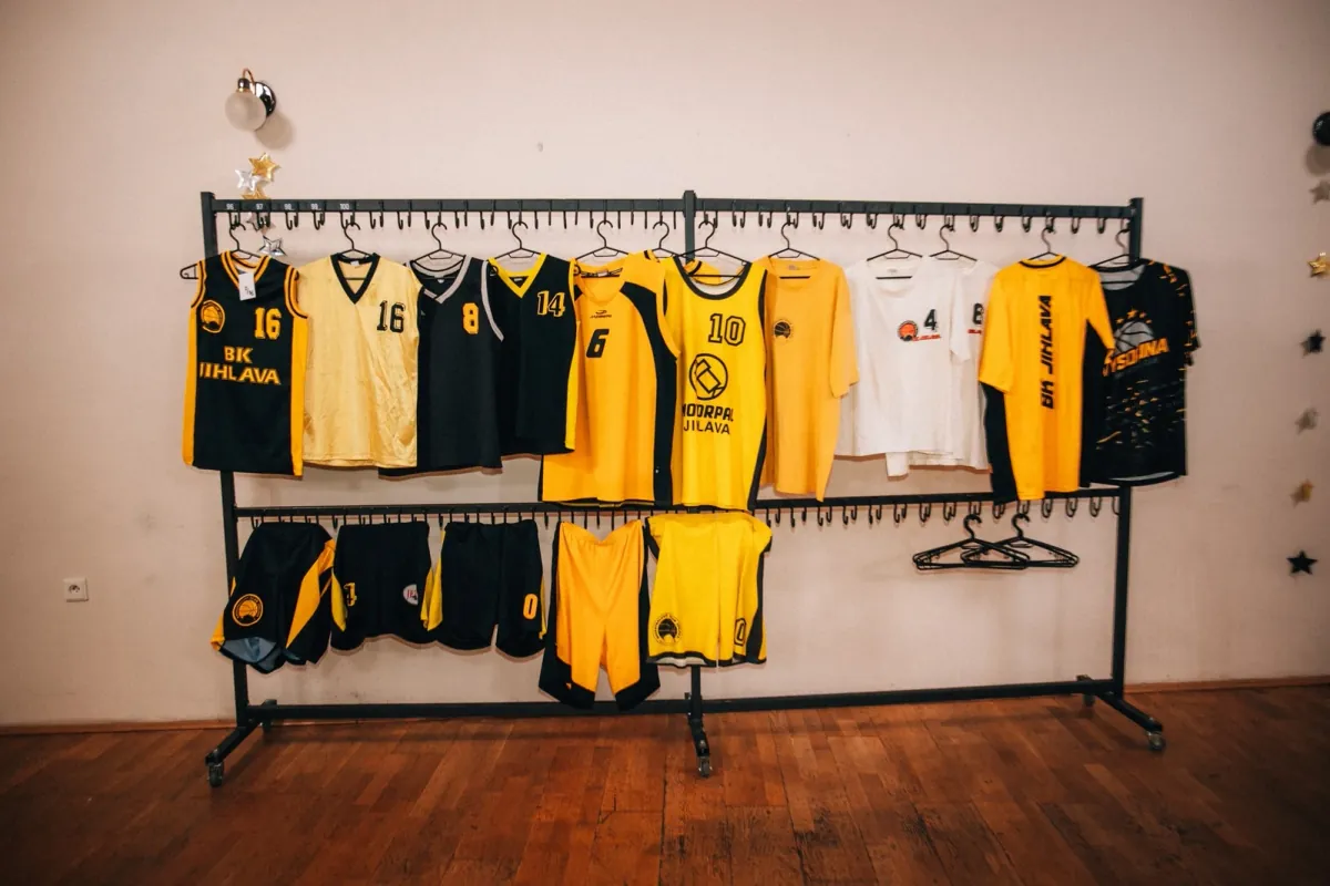 Výstava historických dresů a trenýrek BK Jihlava a BC Vysočina na kovovém stojanu.