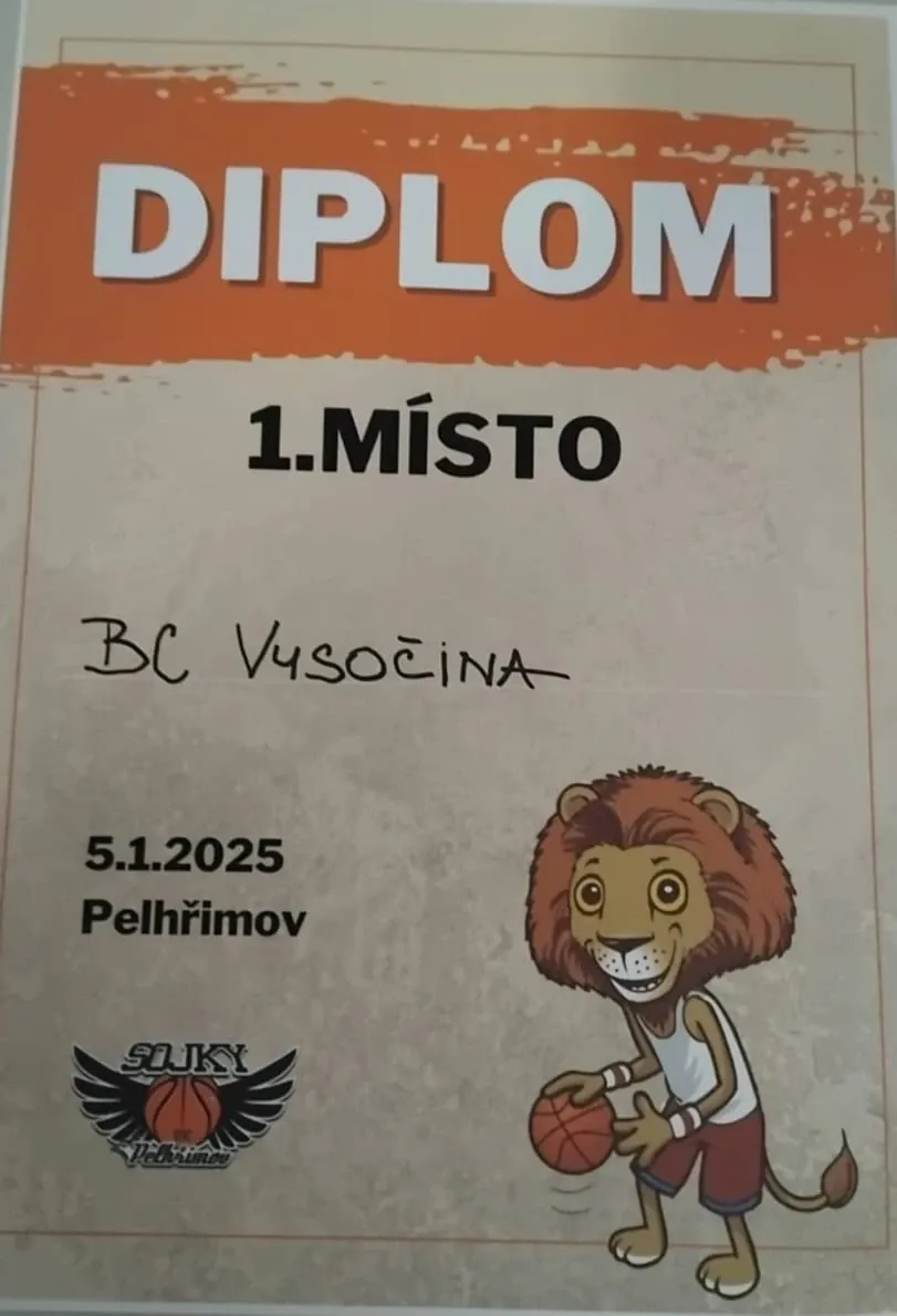 Diplom za 1. místo pro BC Vysočina z turnaje 5. 1. 2025 v Pelhřimově, pořadatel BK Sojky Pelhřimov, s kresleným lvem driblujícím s míčem.